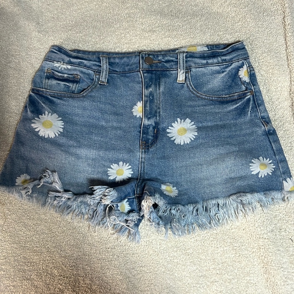 Size 8 daisy short!!